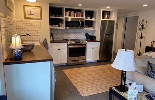 Oakdale Casa | ¡5 estrellas! Nueva construcción, apartamento de 1 dormitorio Back Cove con vistas al agua!