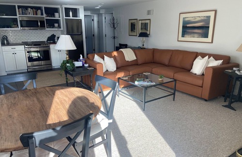 Oakdale Casa | ¡5 estrellas! Nueva construcción, apartamento de 1 dormitorio Back Cove con vistas al agua!