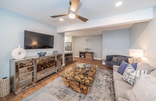 Downtown Dunedin Condominio | 5 star condo ON MAIN STREET with Summer special rates!