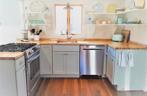 Camden Casa | 5 Star Cottage in Camden, Maine -In town!