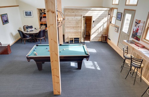 Pocono Pines Villa | 5 Star Golf Resort Villa in the ♥ of Poconos Hot tub-Sauna-Game Room
