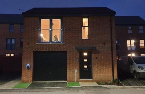 Doncaster Casa | 5 Star Luxury Small Cosy House with Lake View