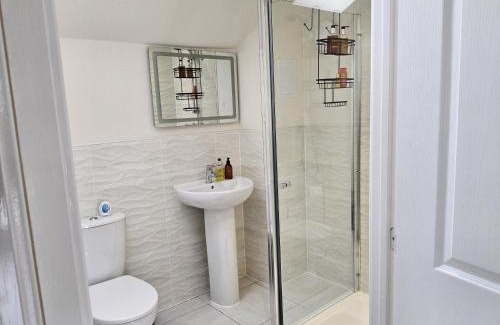 Doncaster Casa | 5 Star Luxury Small Cosy House with Lake View