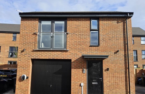 Doncaster Casa | 5 Star Luxury Small Cosy House with Lake View
