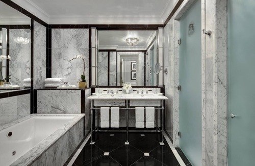 Central Park South Apartamento | 5 Star Midtown suite sleeps 4. 1b/2 full bath ultra deluxe incl dining, fitness