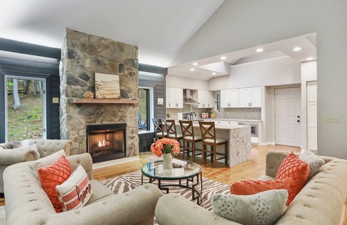 Berkeley Springs Casa | 🌟5 STAR Mountain Lodge💦POOL💗Unmatched Hospitality🌷Close to town🎲GAME room