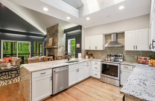 Berkeley Springs Casa | 🌟5 STAR Mountain Lodge💦POOL💗Unmatched Hospitality🌷Close to town🎲GAME room