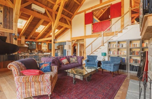 Mount Marion Casa | 5-Star New Barn Home - Music Studio, Views & Hot Tub