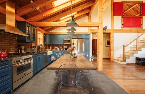 Mount Marion Casa | 5-Star New Barn Home - Music Studio, Views & Hot Tub