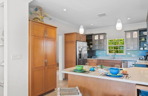 George Town Villa | ¡VILLA FRENTE AL MAR CON 5 ESTRELLAS EN FEBRUARY POINT, INCLUYE MARINA SLIP!