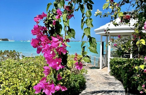 George Town Villa | ¡VILLA FRENTE AL MAR CON 5 ESTRELLAS EN FEBRUARY POINT, INCLUYE MARINA SLIP!