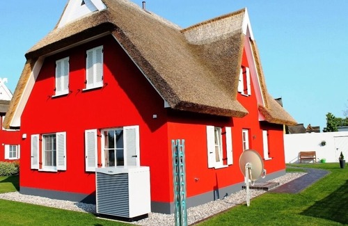 Ummanz Casa | Casa de vacaciones de 5 estrellas en el agua, techo de paja, terraza, chimenea, sauna, WiFi, parrilla