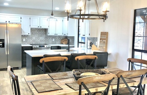 Lost Bridge Village Casa | 5 Star Views of Beaver Lake! Newly remodeled 4 Bdr, 2 master en-suite Huge Deck