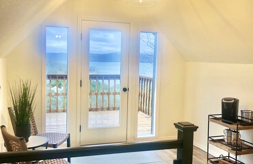 Lost Bridge Village Casa | 5 Star Views of Beaver Lake! Newly remodeled 4 Bdr, 2 master en-suite Huge Deck
