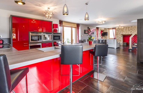 Sainte-Eulalie-d'Olt Villa | Lujosa villa de 5 ***** con piscina climatizada y vista panorámica tranquila