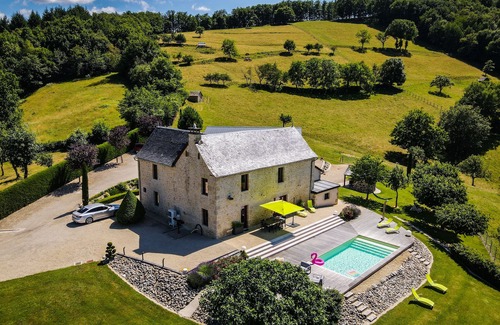 Sainte-Eulalie-d'Olt Villa | Lujosa villa de 5 ***** con piscina climatizada y vista panorámica tranquila