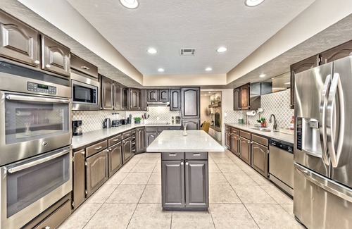 Enterprise Villa | 5 stars Villa! Modern Central! Big Pool & Back Yard!!