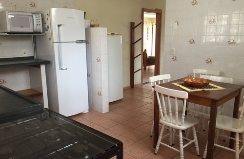 Maresias Casa | Casa con 5 suites cerca de la playa, piscina, cancha de voleibol, sala de juegos
