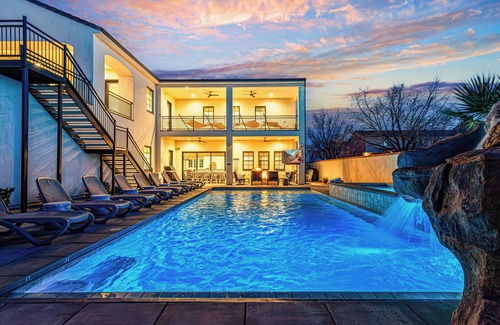 Hurricane Casa | 5 Suites, Private Pool, 2 Hot Tubs for 19, 2 Fire Pits, 2 Fridges Sleeps 30