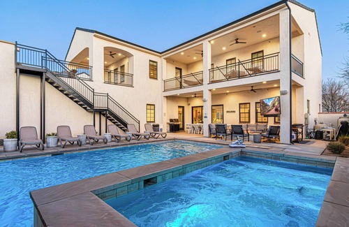 Hurricane Casa | 5 Suites, Private Pool, 2 Hot Tubs for 19, 2 Fire Pits, 2 Fridges Sleeps 30
