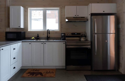 Bowman Chalet De Esquí | [# 5 The Hare] Rustic chalet by the river.