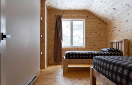 Bowman Chalet De Esquí | [# 5 The Hare] Rustic chalet by the river.