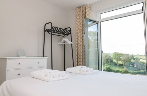 Bugford Cabaña | 5 THE MANOR HOUSE, HILLFIELD VILLAGE, family friendly in Dartmouth