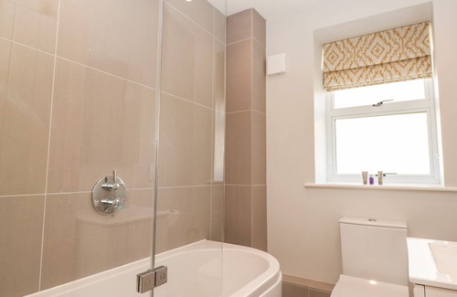 Bugford Cabaña | 5 THE MANOR HOUSE, HILLFIELD VILLAGE, family friendly in Dartmouth