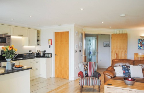 Thurlestone Cabaña | 5 THURLESTONE BEACH, pet friendly, with a garden in Thurlestone