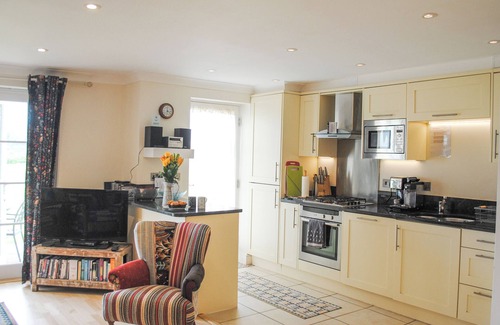 Thurlestone Cabaña | 5 THURLESTONE BEACH, pet friendly, with a garden in Thurlestone