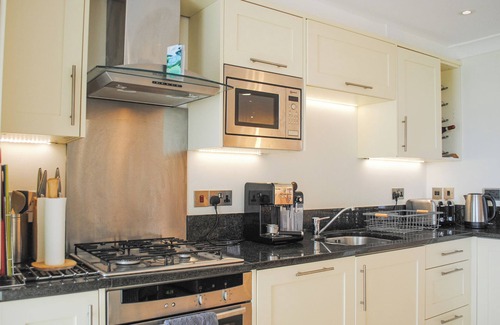 Thurlestone Cabaña | 5 THURLESTONE BEACH, pet friendly, with a garden in Thurlestone