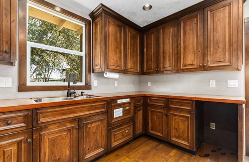 Bradley Cabina | 5. Tree House with Game Room (on private peninsula with dock)
