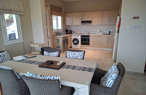 Peyia Town Villa | Villa de 5 * con vistas al mar y a la montaña para dejar sin aliento