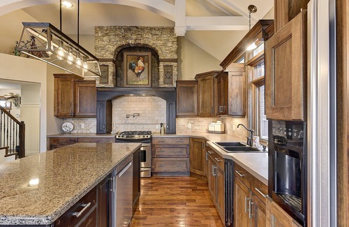West Kelowna Estates Casa | 5 ⭐️ WEST KELOWNA OASIS-HEATED POOL, HOTTUB, KELOWNA VIEWS. FAMILY DISCOUNT