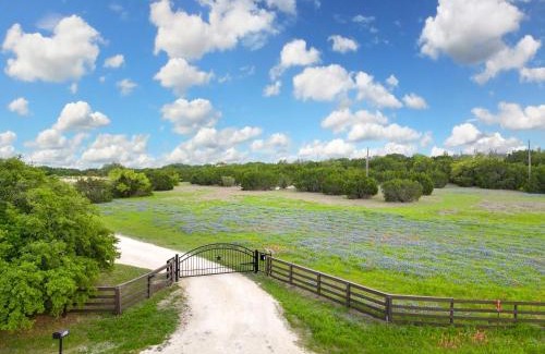 Glen Rose Casa | 50 Acre Countryside Haven With Hiking Trails, Fossils, Pickleball Court, Basketball, Arcade, In-Ground Trampoline, Pool and Jacuzzi residence