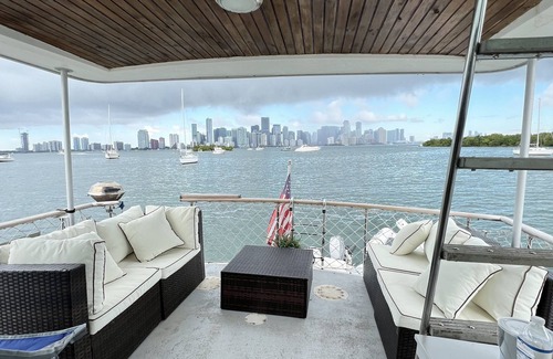 Miami Alquiler De Eote | 50’ Bertram Luxury Yacht Ready for Fun with Family & Friends!