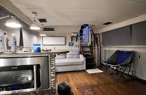Miami Alquiler De Eote | 50’ Bertram Luxury Yacht Ready for Fun with Family & Friends!