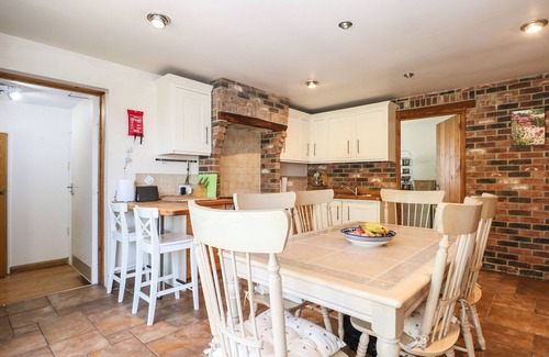 Pagham Cabaña | 50 HARBOUR ROAD, pet friendly, with open fire in Pagham