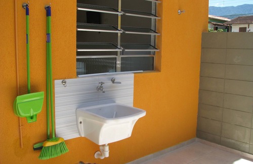 Maranduba Chalet De Esquí | A 50 metros de la playa, confortable chalet con piscina, aire acondicionado y garaje.