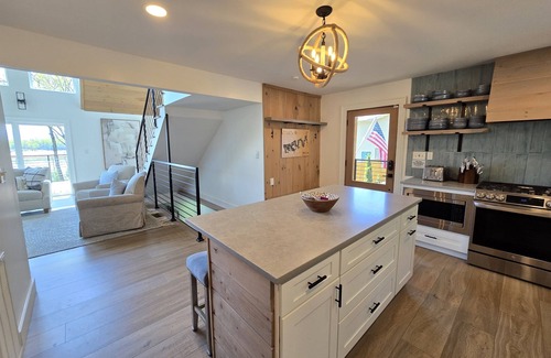 Dandridge Casa | 20% OFF Book 7/31 Luxury, Lakefront, Dock, Firepit, Hot Tub- Lone Oak Lakehouse