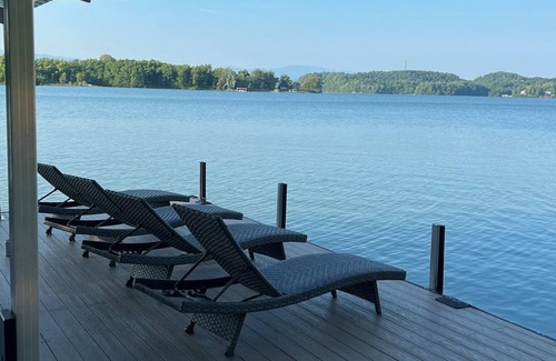 Dandridge Casa | 20% OFF Book 7/31 Luxury, Lakefront, Dock, Firepit, Hot Tub- Lone Oak Lakehouse