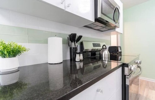 Omaha Apartamento | 50's Unit-Colorful & Comfy Stay