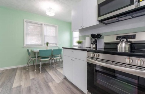 Omaha Apartamento | 50's Unit-Colorful & Comfy Stay