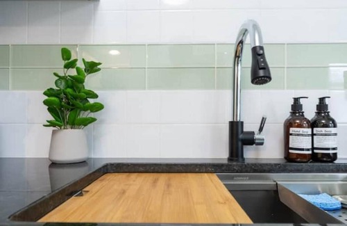 Omaha Apartamento | 50's Unit-Colorful & Comfy Stay