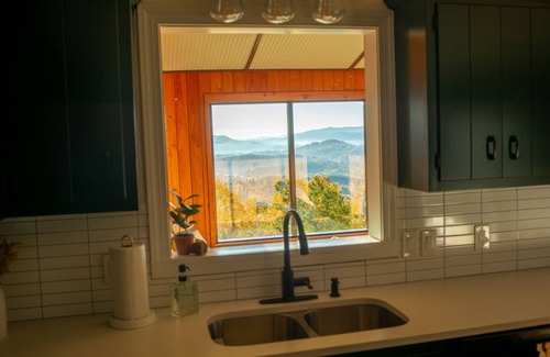 Mills River Casa | 5000sf Designer Mountaintop Retreat, Panoramic Views, Hot Tub, Peaceful Luxury