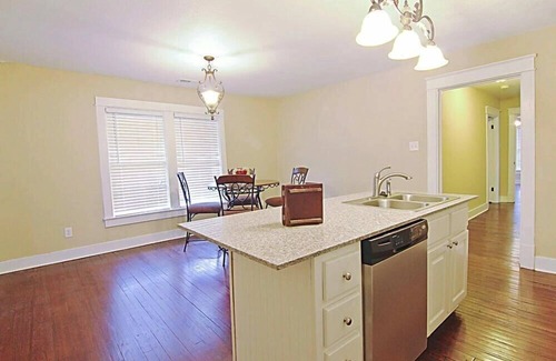 Florence Condominio | Condo Suite B (1 ° piso) - WiFi gratis (limitado) ¡Estacionamiento para botes! Walk Downtown!