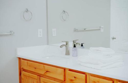 West Jordan Casa | 5040 Sqft l Sleeps 25 l Near Ski & Downtown SLC