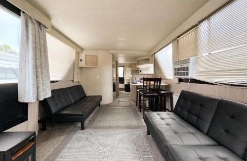 Anchor Bay Harbor Alquiler De Eote | 50ft Stationary House Boat