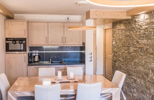 Champagny-en-Vanoise Apartamento | 100m del centro estación, 4.o piso, balcón, parking, tv, local para esquís, 57m²
