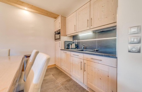 Champagny-en-Vanoise Apartamento | 100m del centro estación, 4.o piso, balcón, parking, tv, local para esquís, 57m²